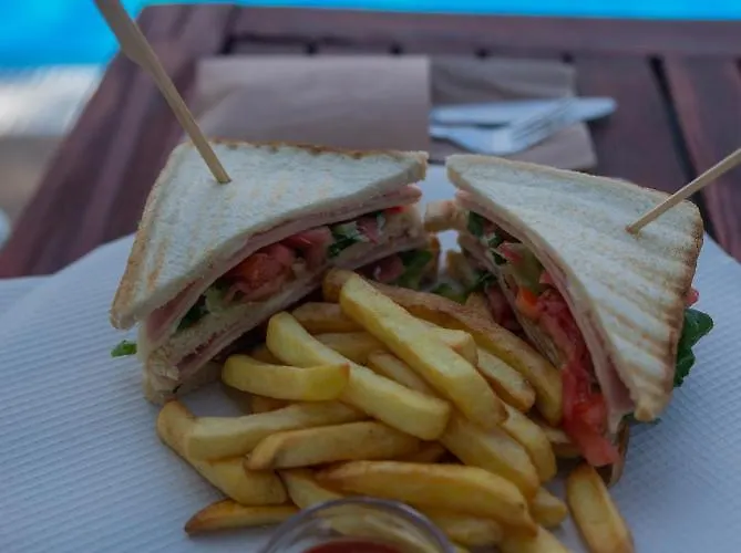 Noeme Santorini 3* Perísza